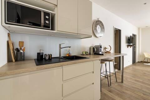 Ferienwohnung Studio Chic Avec Salon Et Terrasse Privee Tourcoing Exterior foto